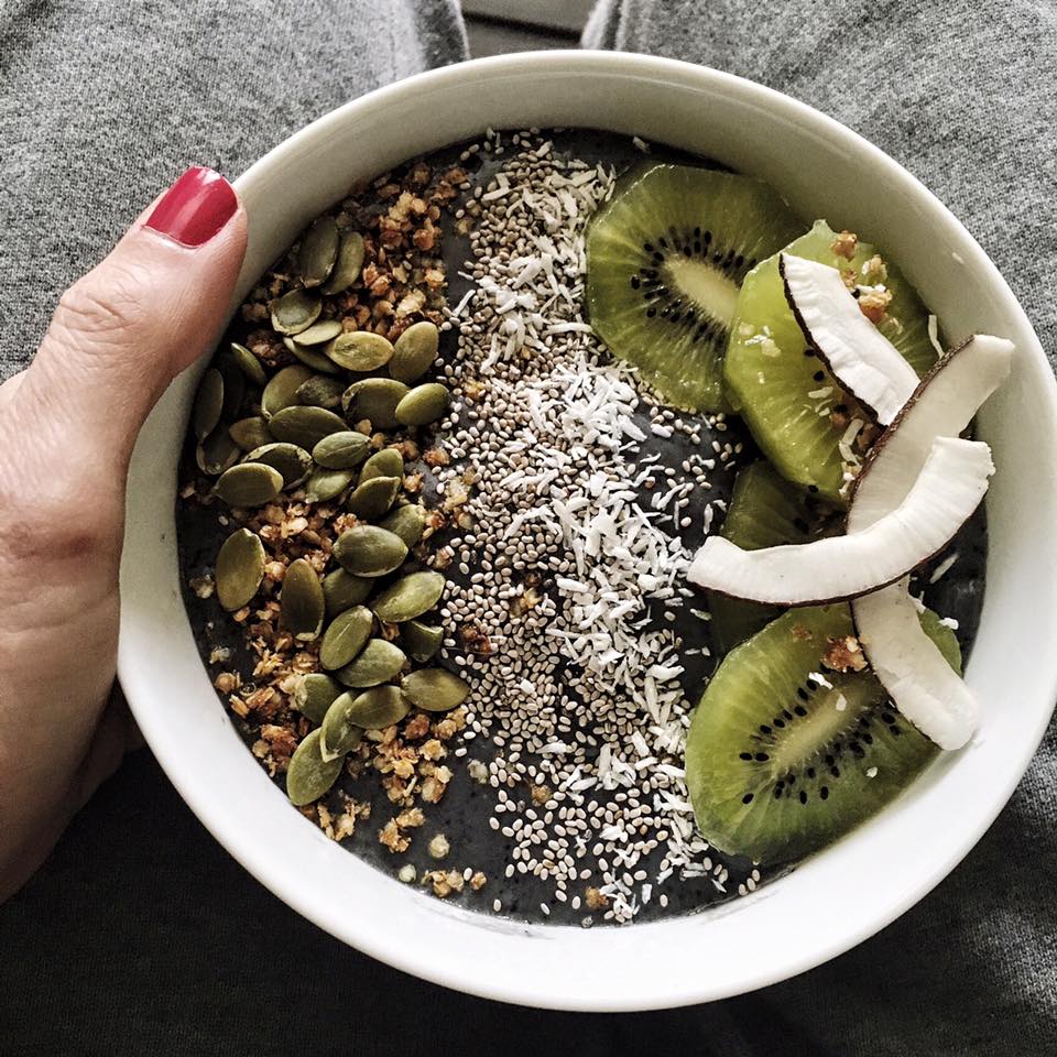 healthy eating, healthy living, wellness, well-being, breakfast, breakfast bowl, smoothie, chia seeds, happiness, coach, coaching,