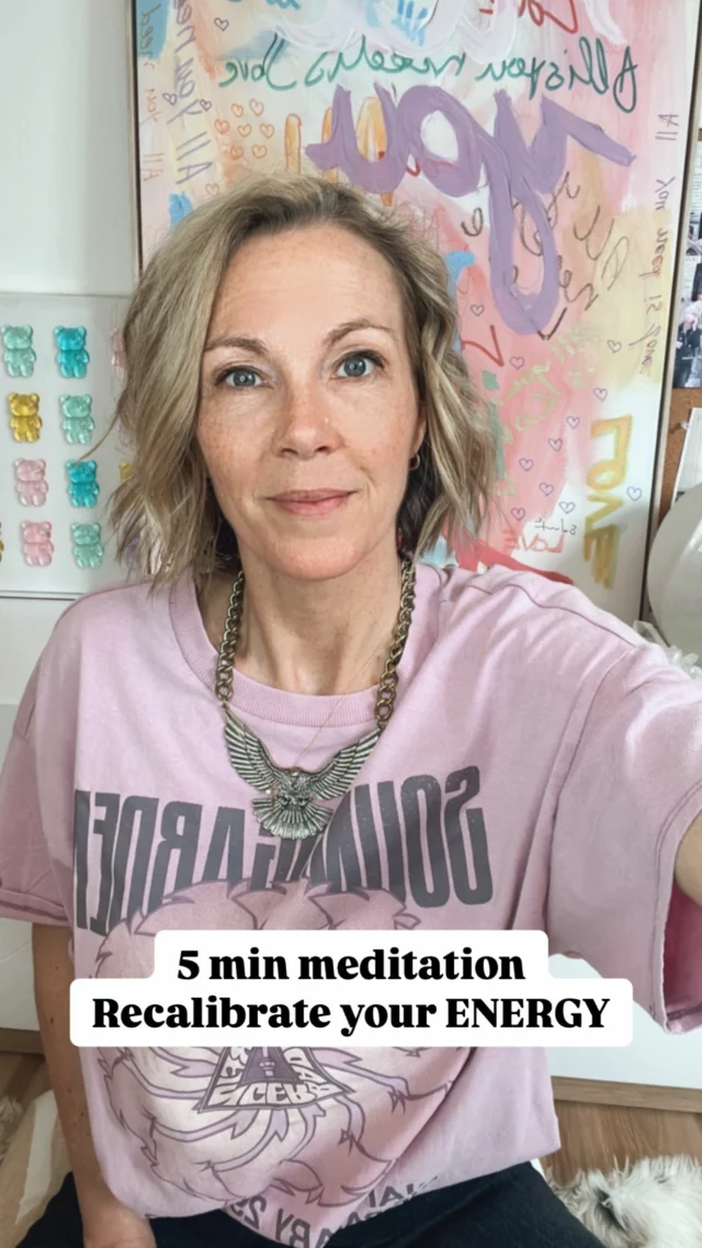 The middle of the week is the perfect moment to pause, press RESET and come back to inner peace. 🪬 This short and accessible meditation can allow you to release stress with 3 deep breaths. Namaste