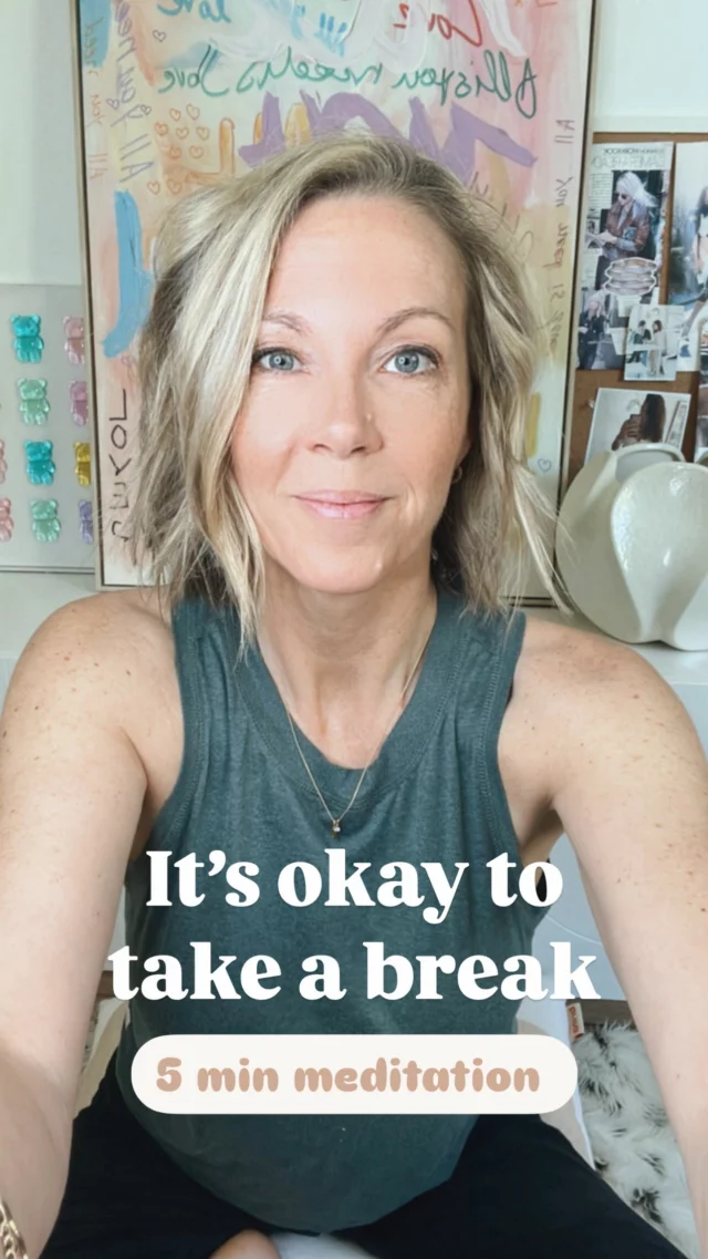 Taking a break is not a bad thing, whether that’s a pause in your busy day or a longer moment to reflect in your life.  In today’s society we often value pushing and performing but that’s not a sustainable way to create a life we love (and that makes us feeling joyful and at peace).  THE IS SO MUCH POWER IN THE PAUSE  Slowing down and taking a mindful moment for ourselves helps us make sure brag we are moving ahead on the right path (one that is aligned with what our soul truly desires).  Enjoy this mini meditation and allow it to set you free from constantly being in performance mode.  Namaste 🙏🏻 Geneviève